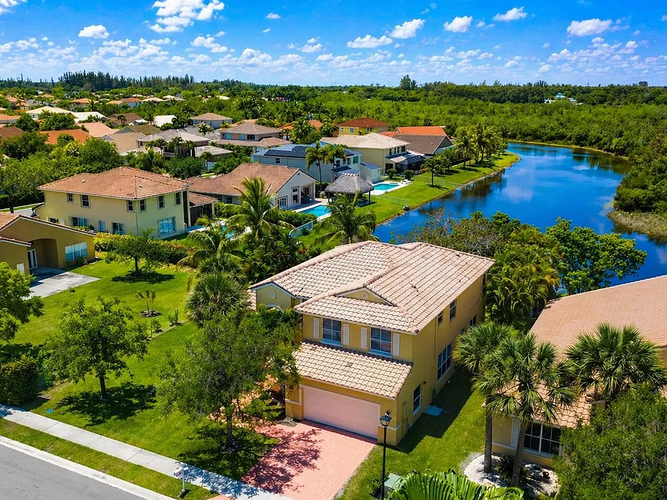 740 SW 191st Ave