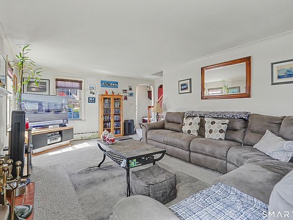 4th image of 205 Castle Avenue