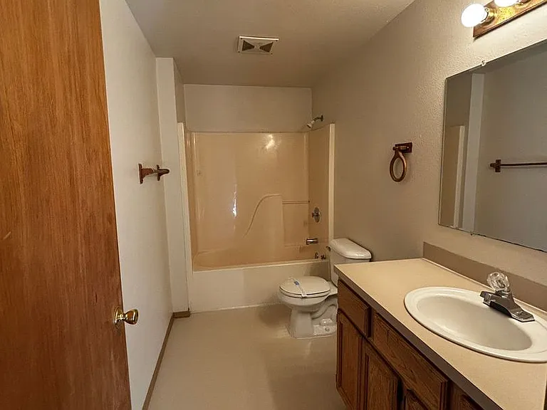 438 NW 17th St — Photo 7