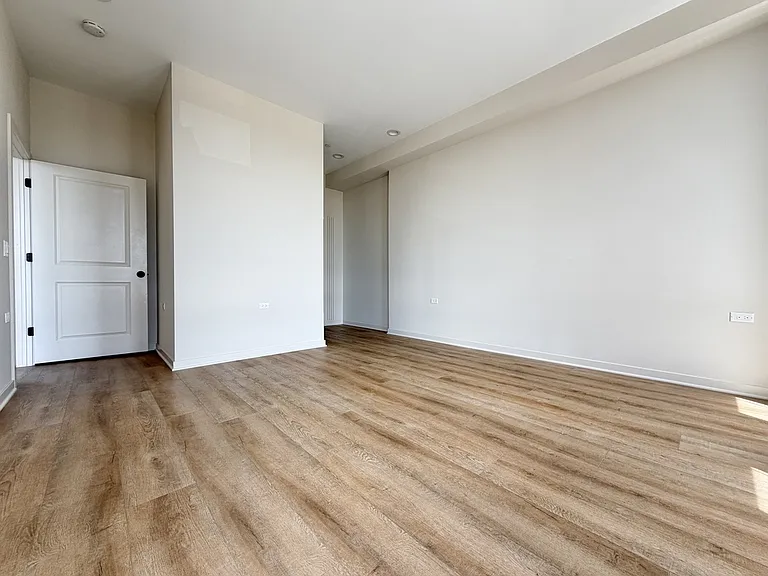 3207 N Narragansett Ave #703 — Photo 14