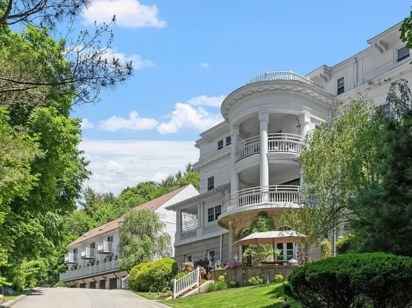 1401 Great Pond Rd APT 15, North Andover, MA 01845