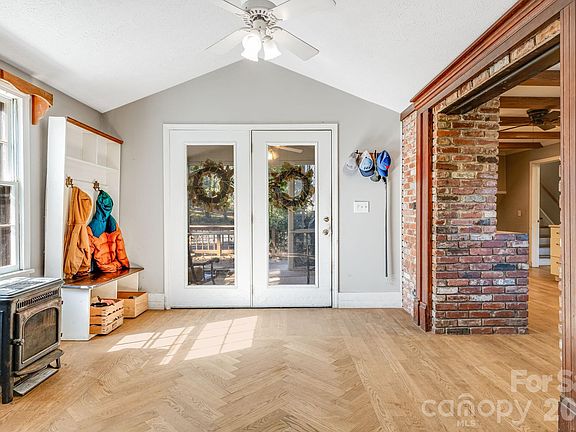 3rd image of 203 Davis Mountain Rd