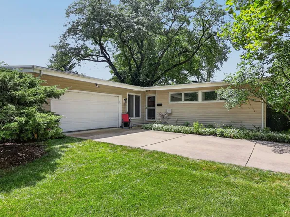 106 Sandalwood Dr, Naperville, IL 60540