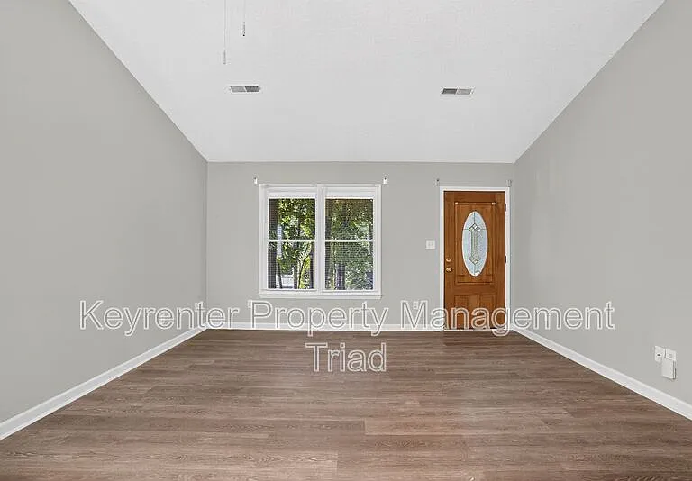 151 Laura Ave — Photo 10