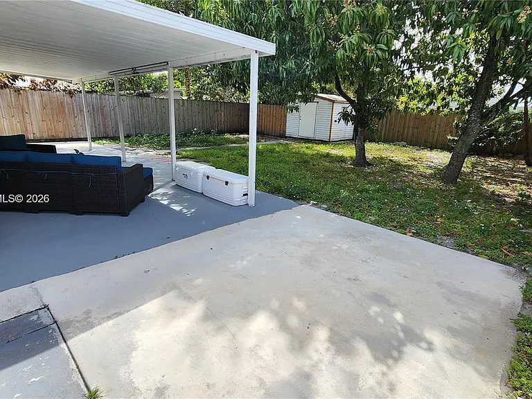 734 W 32nd St — Photo 28