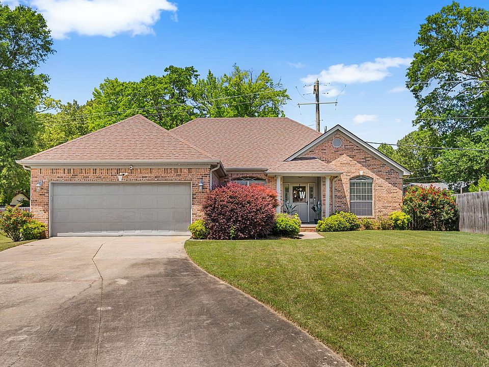 1st image of 1004 Colonial Dr
