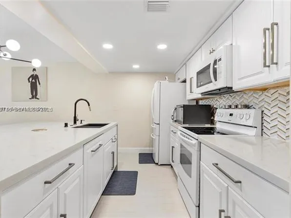 1281 W Fairway Rd #Townhouse 1281, Hollywood, FL 33026