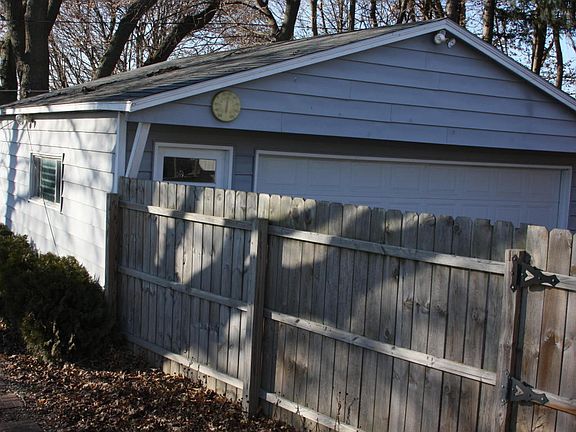 3rd image of 1833 Herrick Ave NE