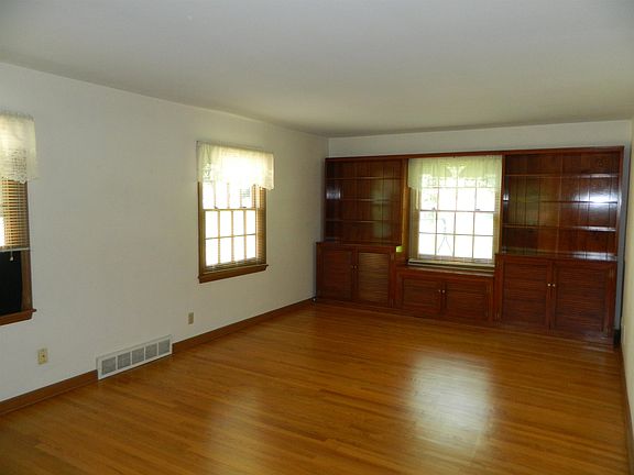 3rd image of 628 Blenheim Dr