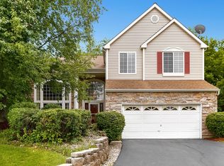 2 Lake Drive Ct, Algonquin, IL 60102