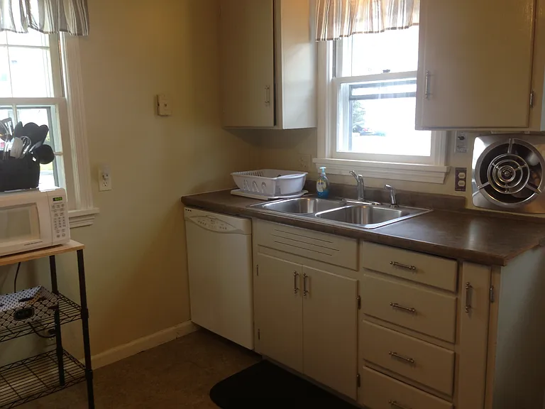 146 Rossiter Rd — Photo 7