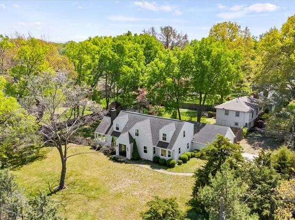 8705 Grandview St, Overland Park, KS 66212