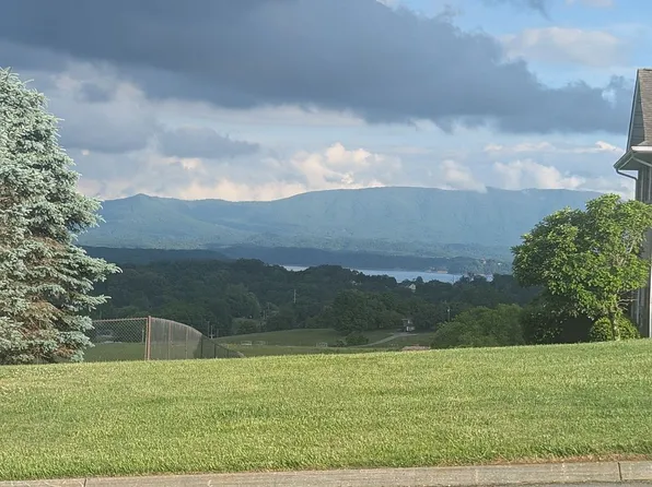 150 Golf View Blvd, Dandridge, TN 37725