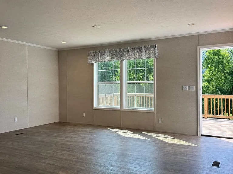465-7 Royal Manor Rd — Photo 5