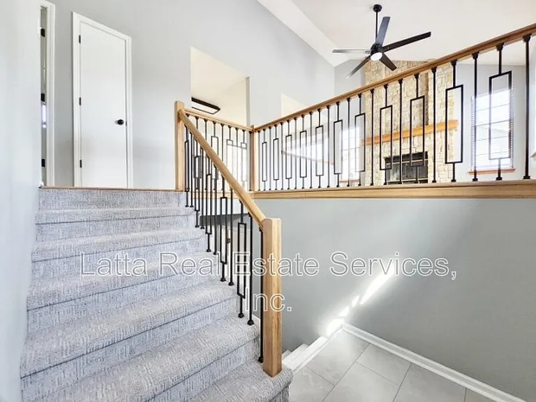 228 SE Bristol Dr — Photo 4