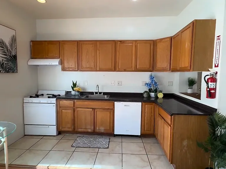 1142 W 37th Pl — Photo 12