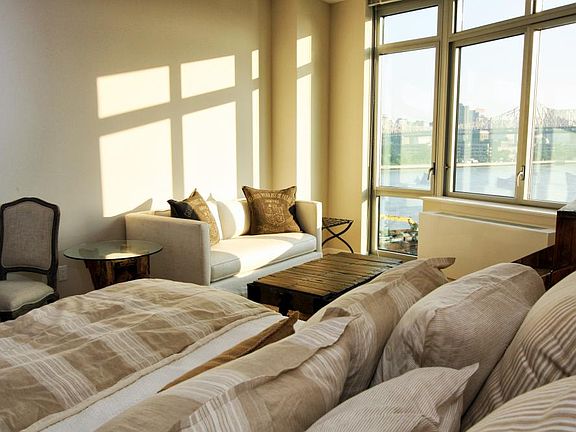 4th image of 4610 Center Blvd APT 2011