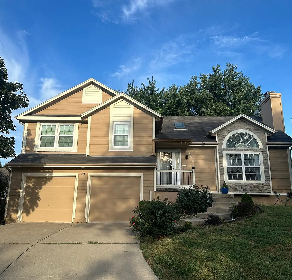 4 bed, 2038 sqft, $2,900 — Photo 2