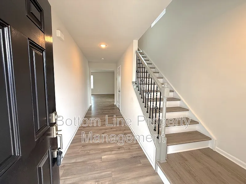 4 bed, 2.5 bath, 1956 sqft, $2,165 — Photo 3