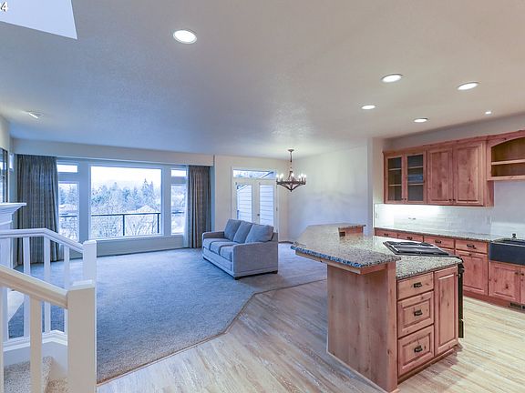 3rd image of 1485 Willamette Falls Dr