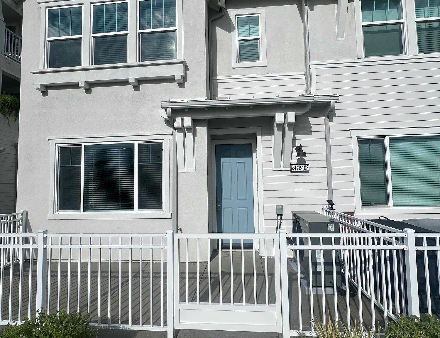 3 bed, 4.0 bath, 1450 sqft, $4,700 — Photo 1