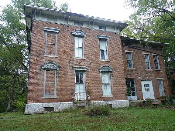 3rd image of 210 Meredith St