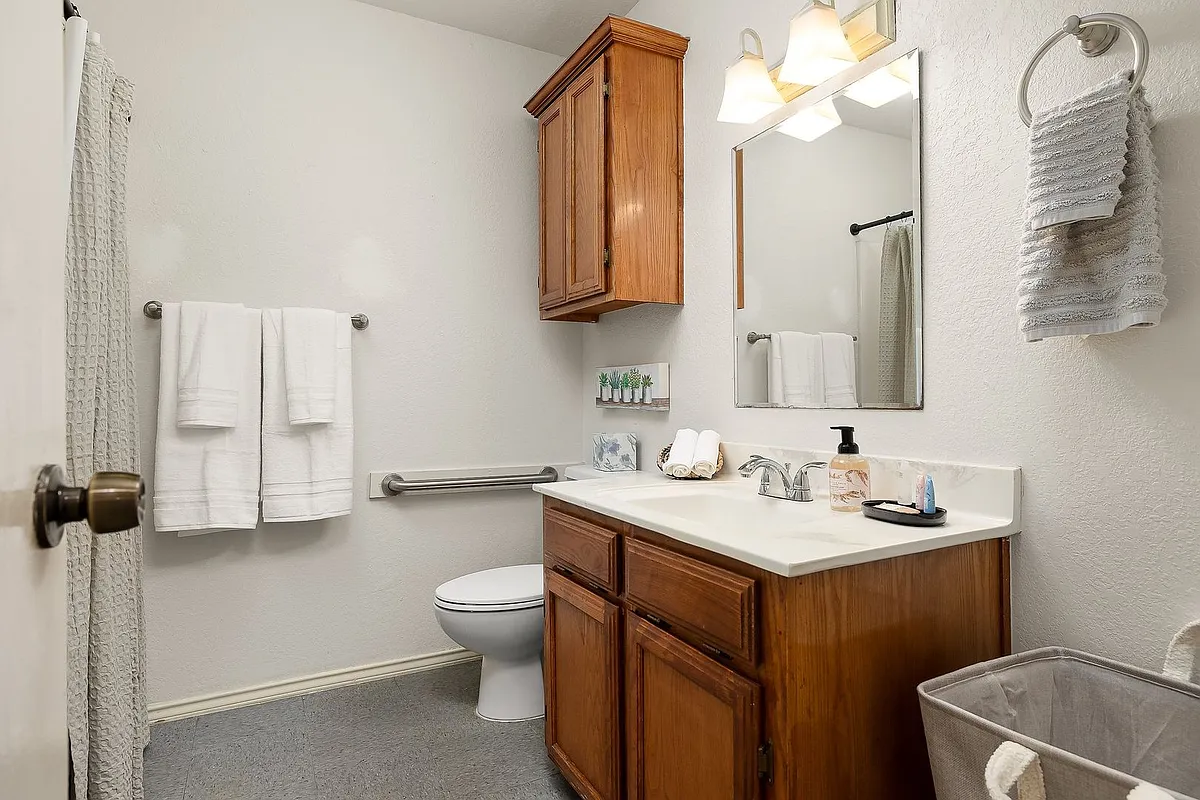 Building Photo - 1500 Del Oro Lane