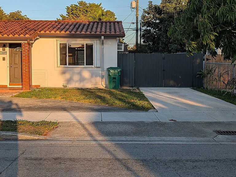 1037 SW 76th Ave — Photo 3