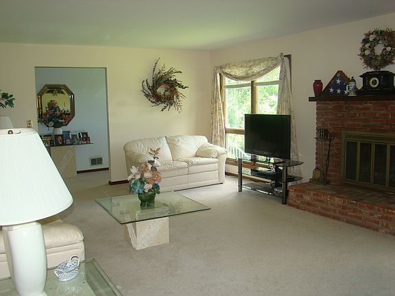 Spacious Living Room/Dining Room