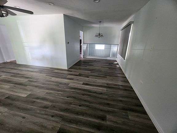 3rd image of 14116 S Hoxie Ave