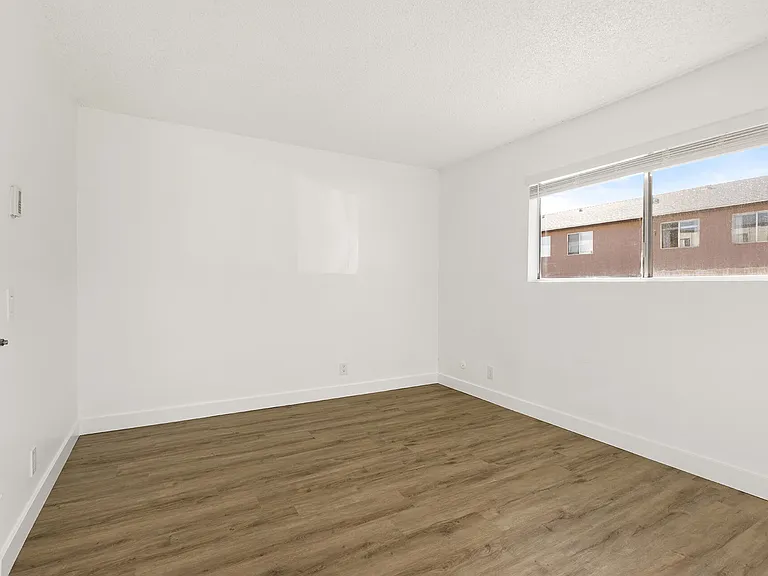 Valle at 9121 Kenwood — Photo 8