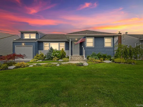 530 N Hawthorne Street, Massapequa, NY 11758