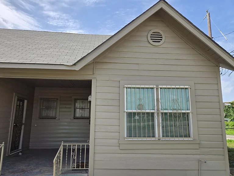 2236 N Interstate Highway 35 — Photo 1