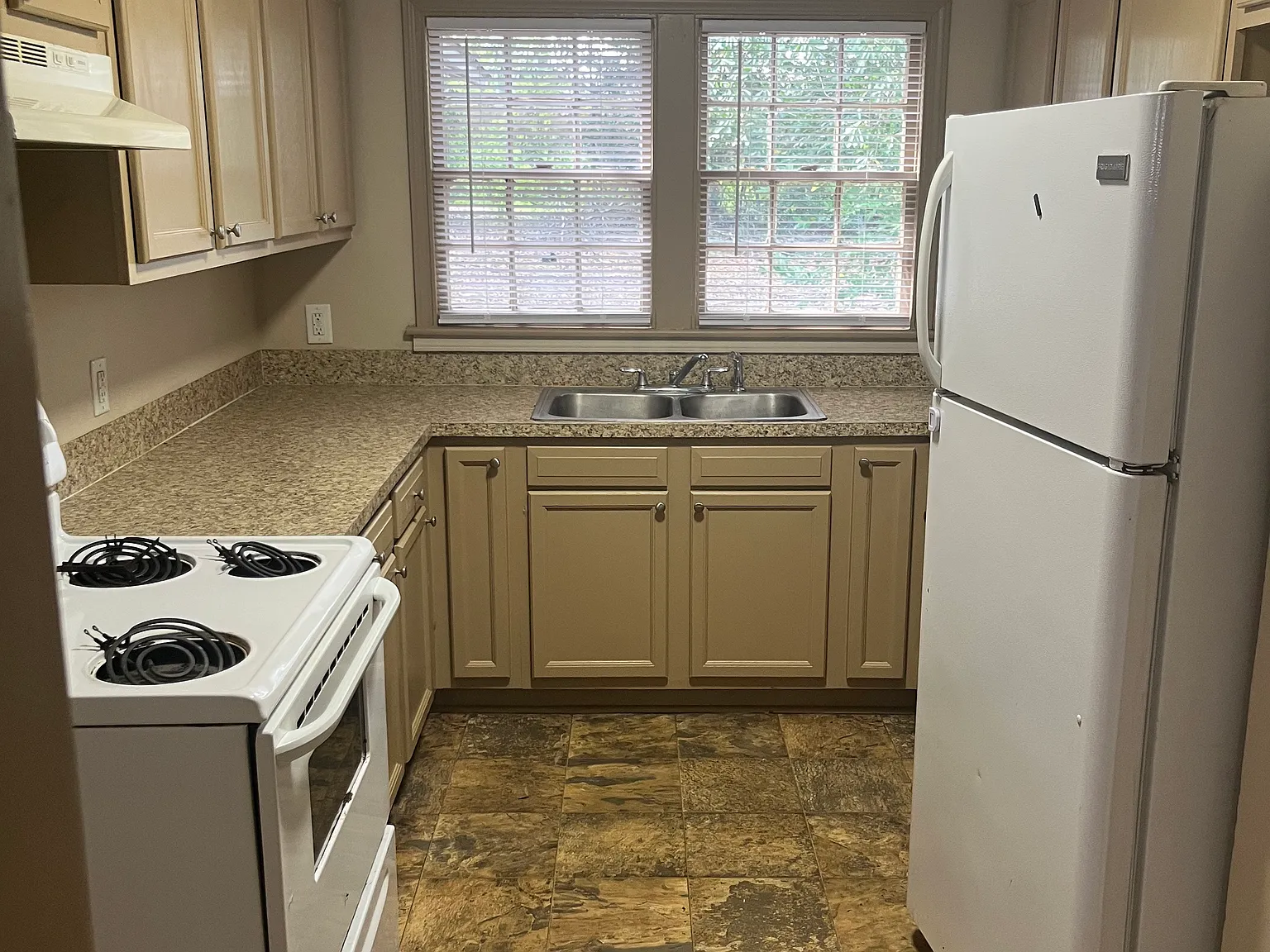 3 bed, 1600 sqft, $950 — Photo 3