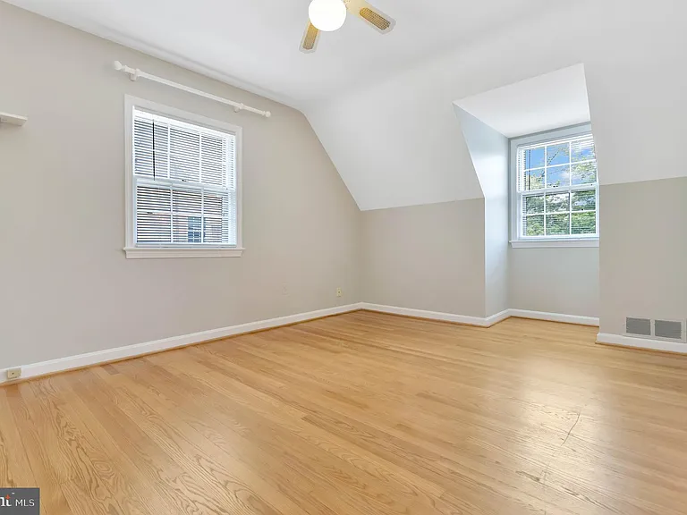 970 N Quintana St — Photo 18