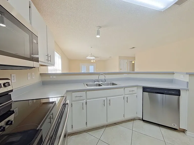 914 Christen Ct — Photo 7