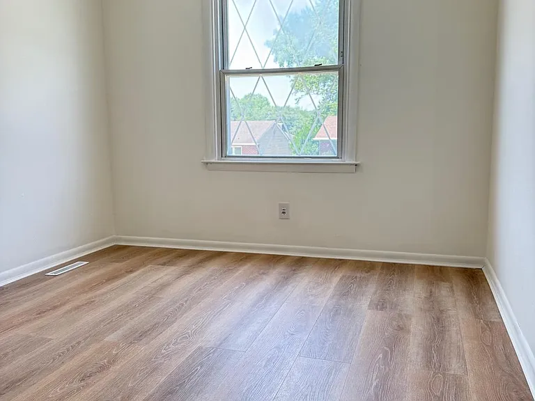 148 W Edinburgh Dr — Photo 7