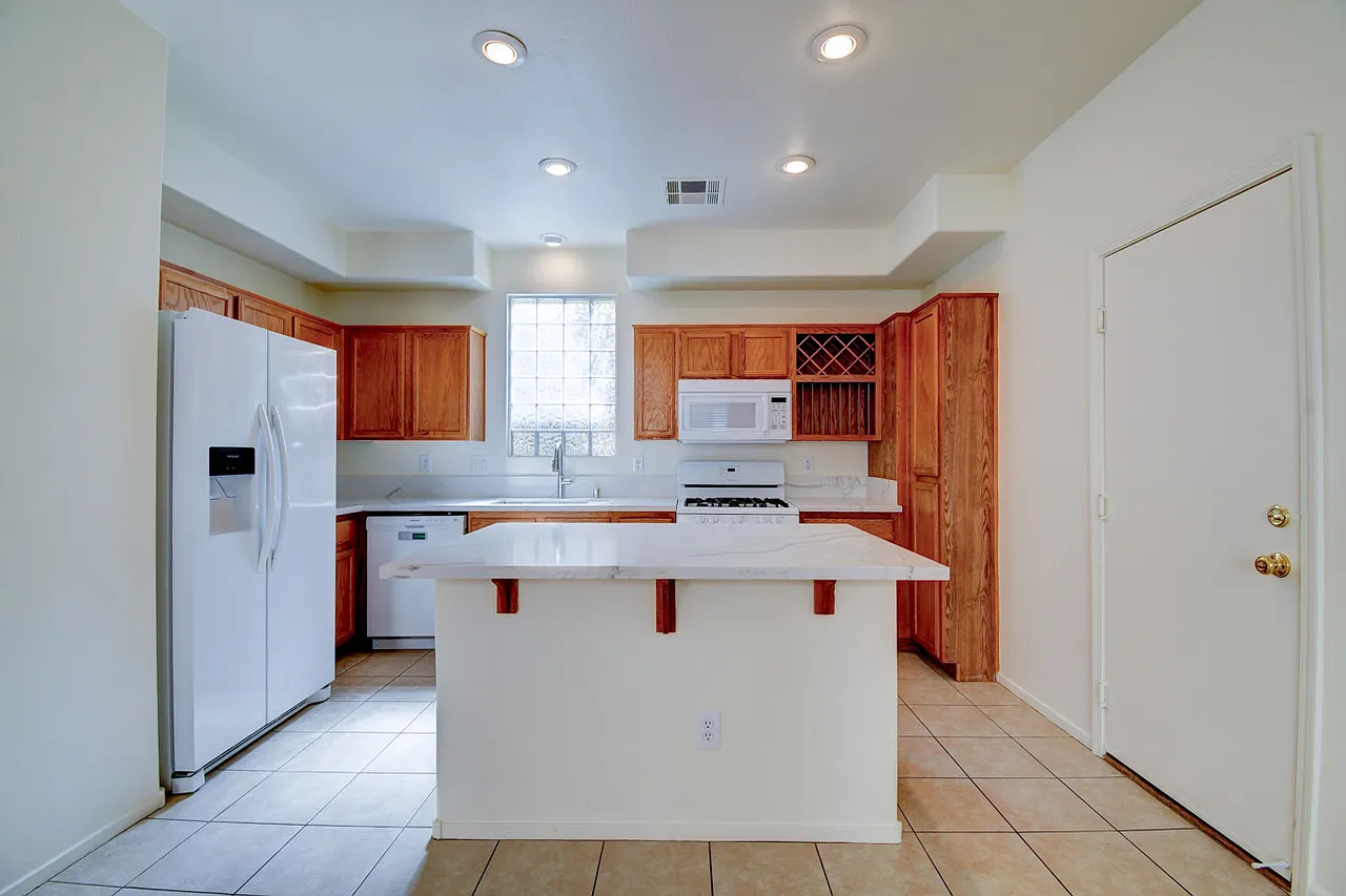 4 bed, 2006 sqft, $2,200 — Photo 4