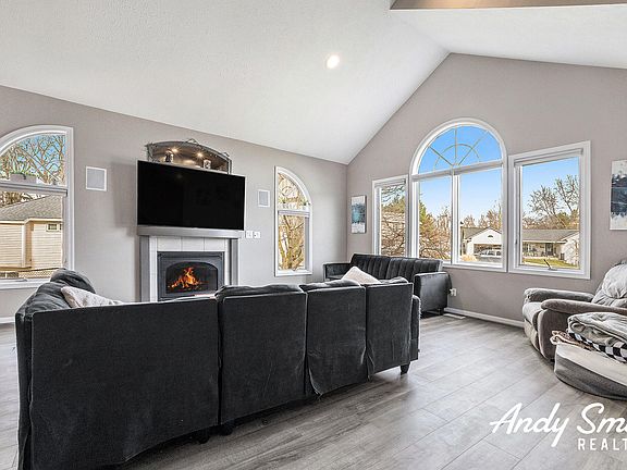 5th image of 11039 Pinecreek Ct
