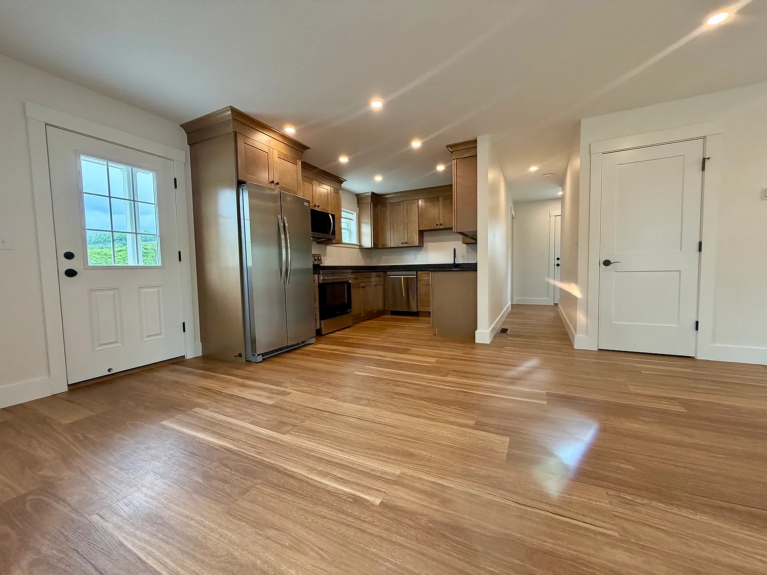 5 bed, 1800 sqft, $4,995 — Photo 3
