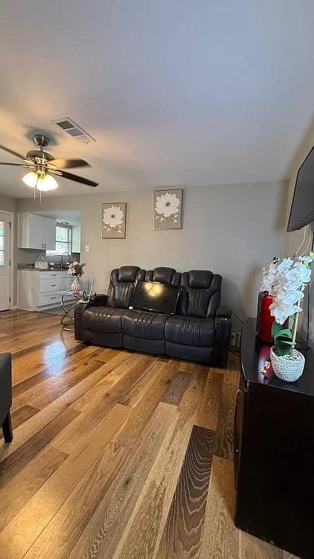 4 bed, 2.0 bath, 1820 sqft, $2,900 — Photo 1