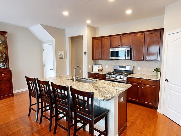 4th image of 790 Pickering Dr. #E