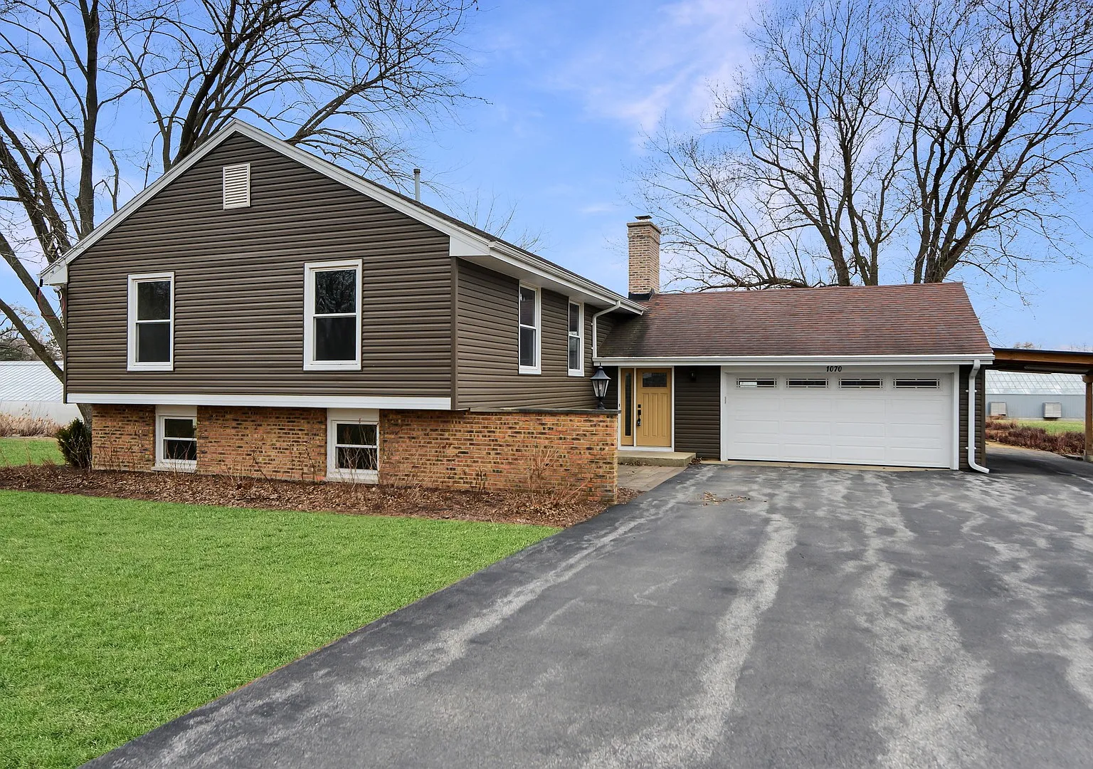 3 bed, 3.0 bath, 2576 sqft, $3,200 — Photo 1