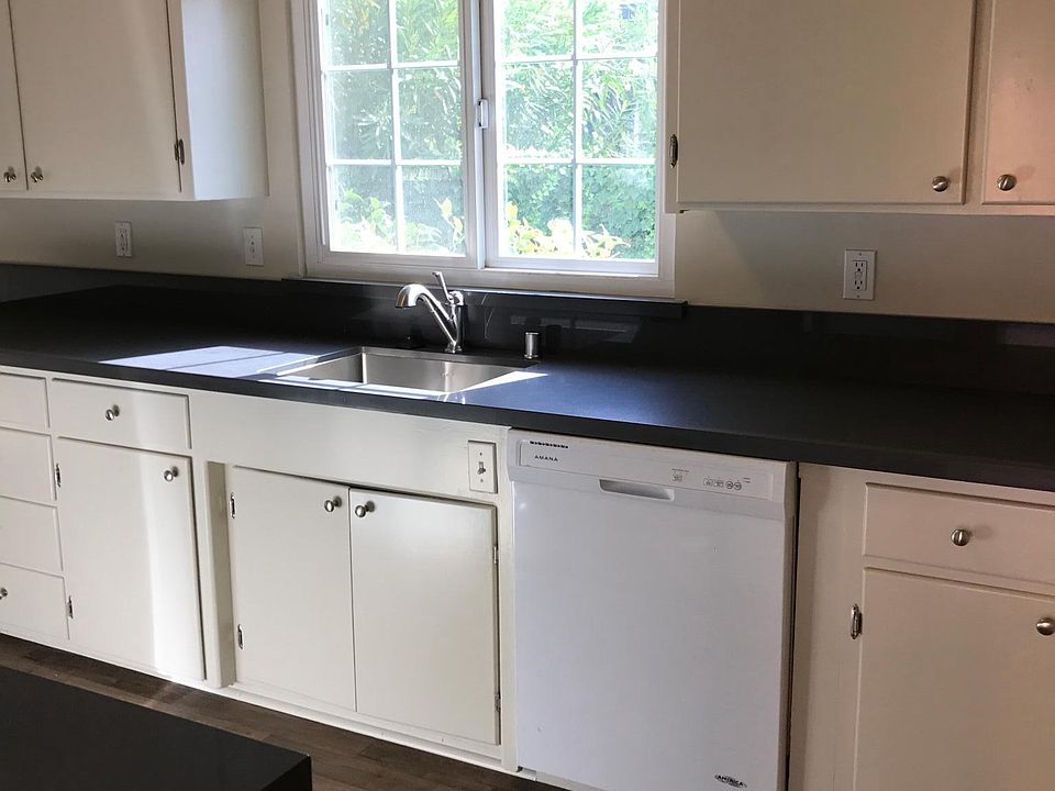 Large Sunny Family Kitchen  Silestone Counter Tops