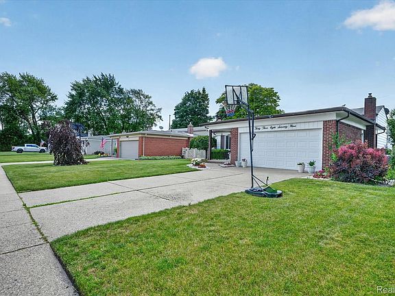4th image of 33879 Brookshire Dr