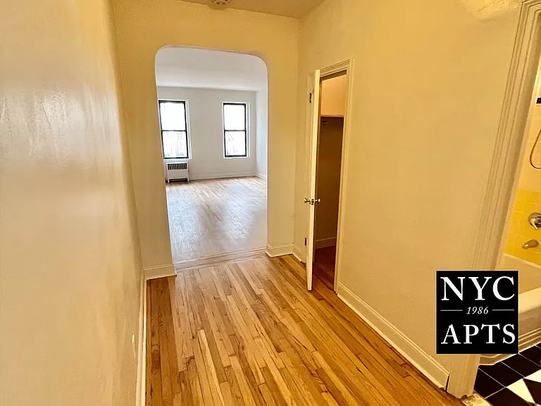 220 E 52nd St #4B — Photo 2
