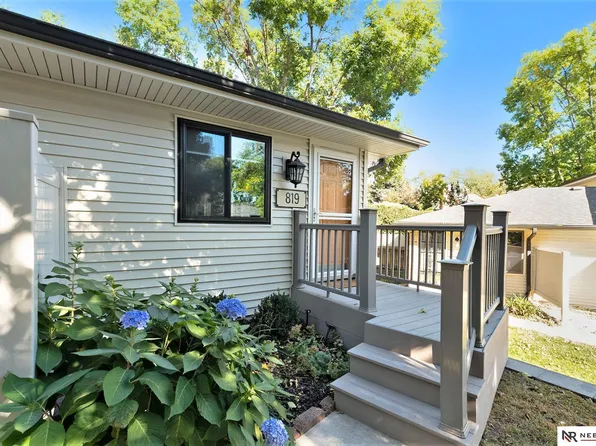 819 N 123rd Plz, Omaha, NE 68154