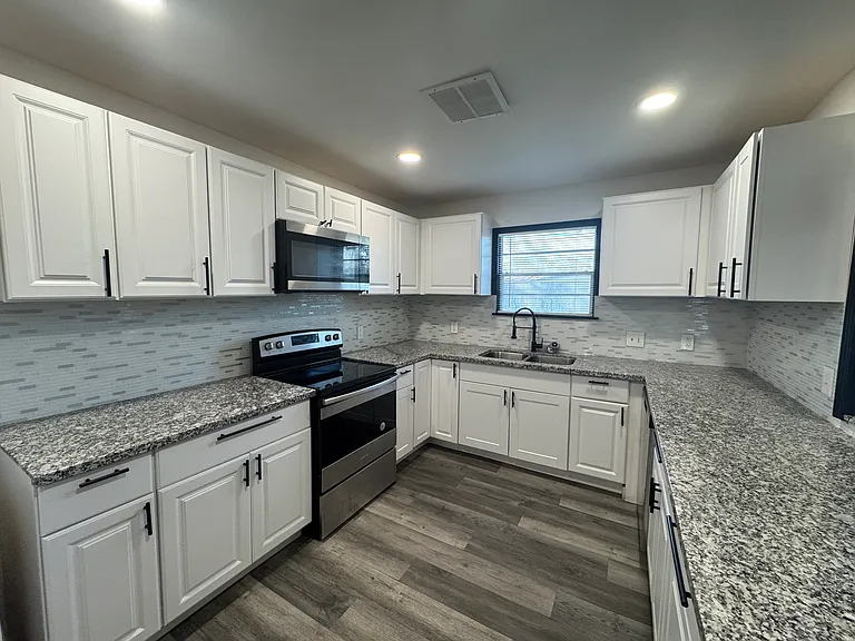 4740 Baywood Ln — Photo 10