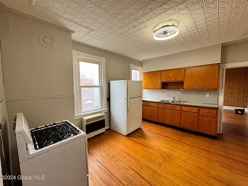 3rd image of 9 Willow St Street