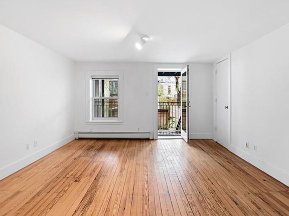 4th image of 160 Douglass St
